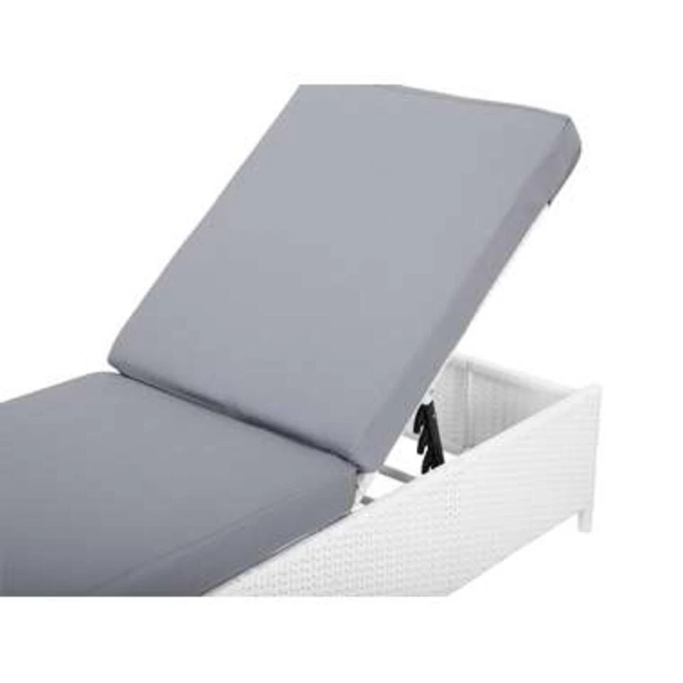 Beliani Tuinligstoel TURIN - Wit Pe Rotan 6 Beliani Tuinligstoel TURIN - Wit Pe Rotan - Afbeelding 4